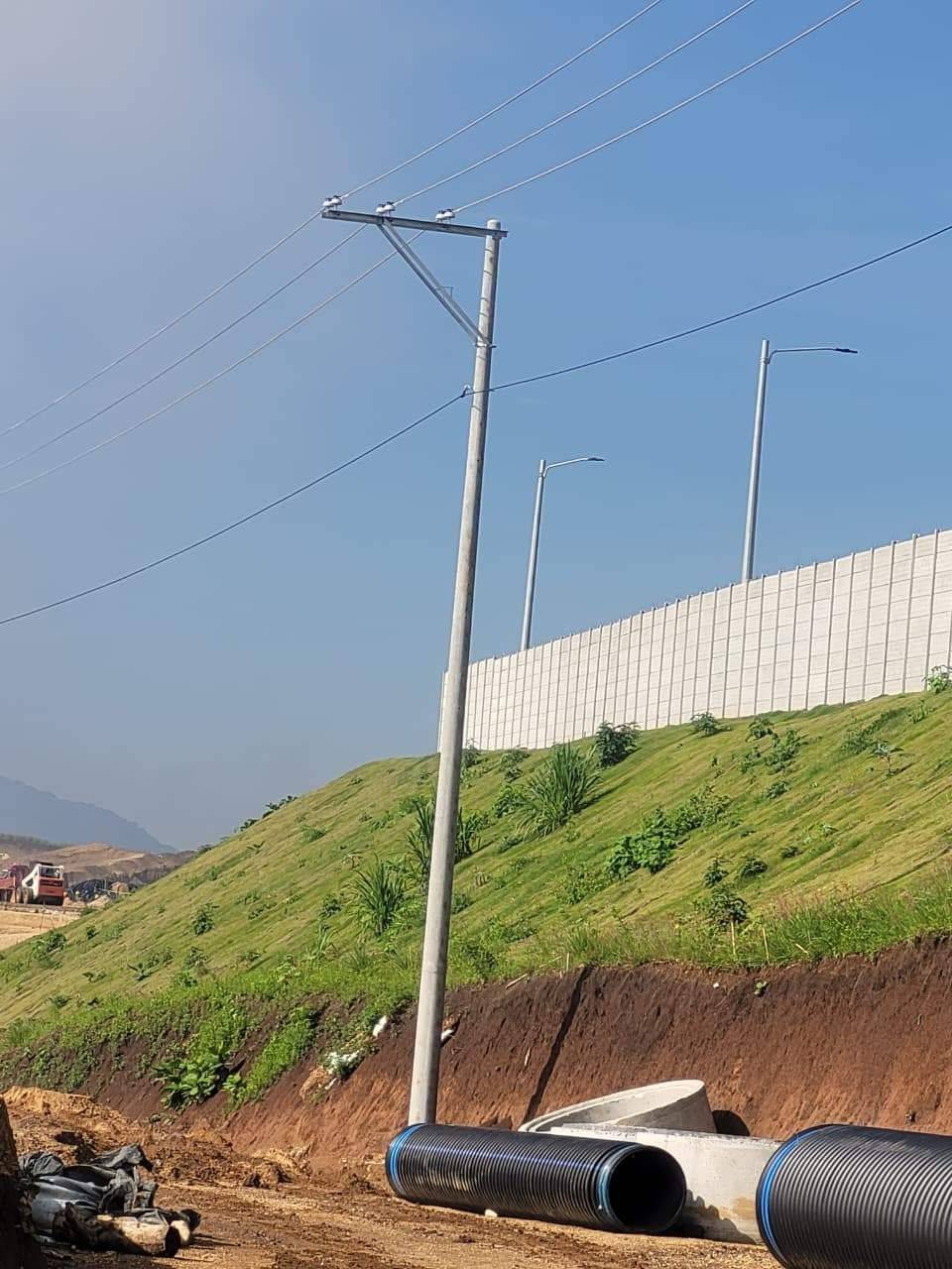 Postes de alumbrado en vía de acceso industrial