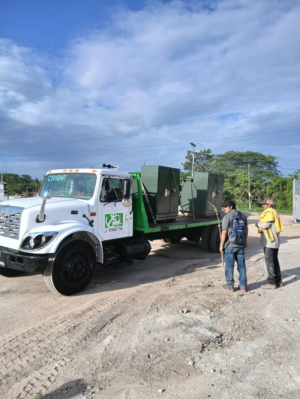Camión de EISA con transformador y cuadrilla en obra