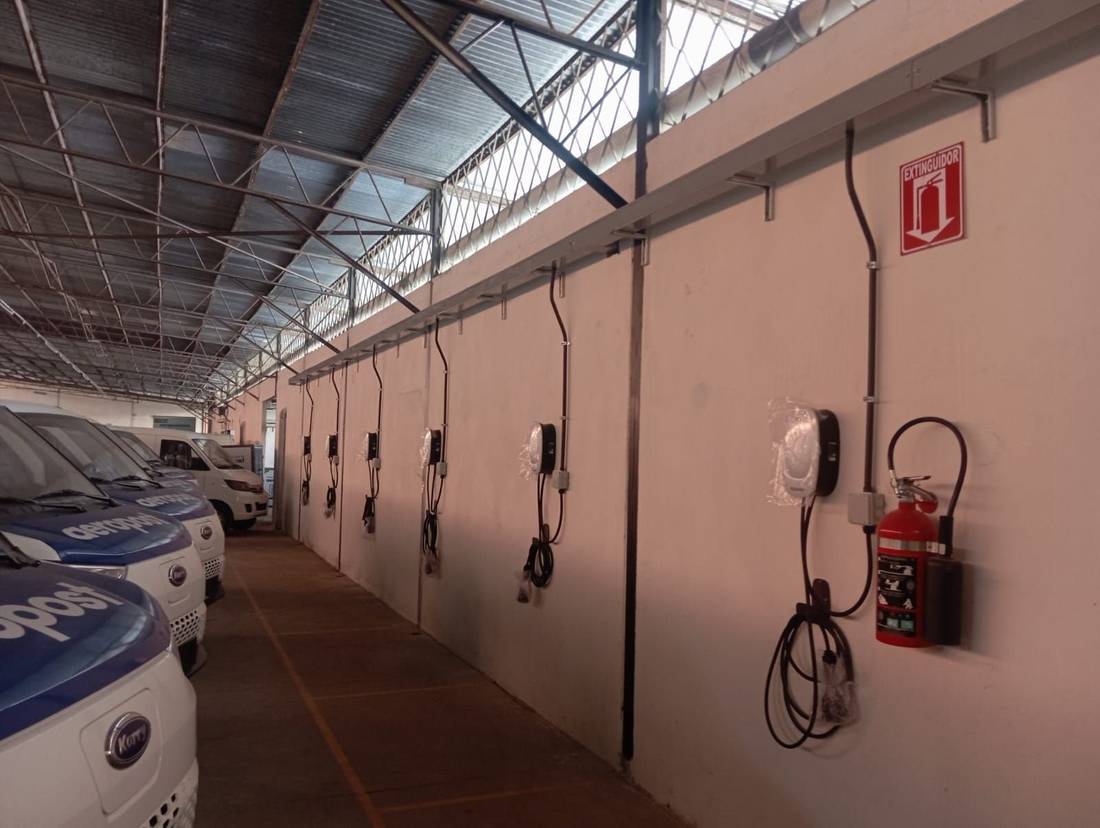 Fila de cargadores para vehículos eléctricos en Aeropost