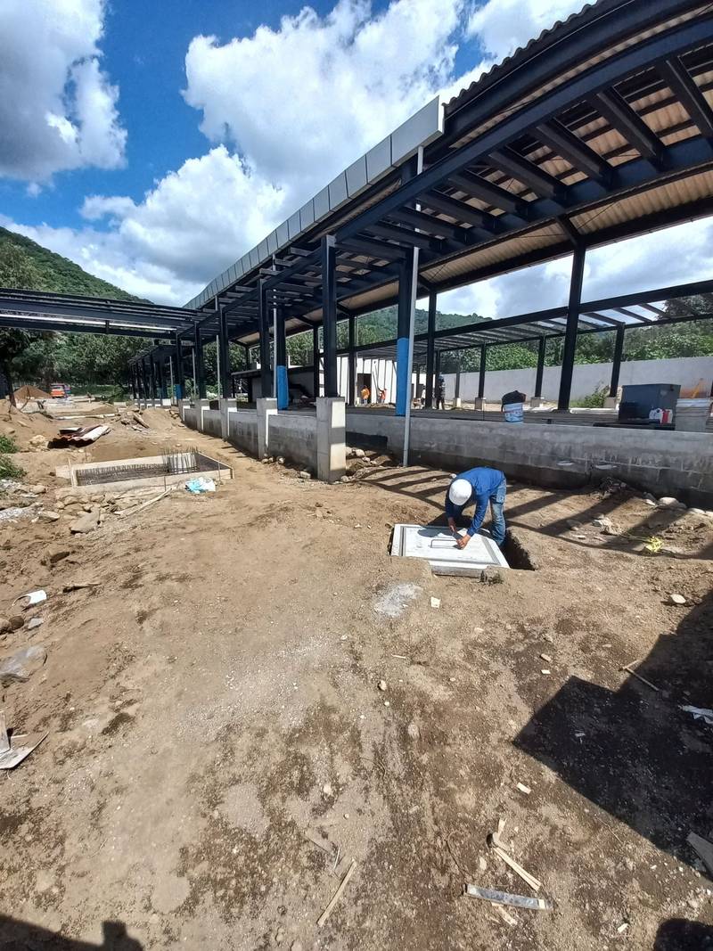 Cuadrilla trabajando en red subterránea